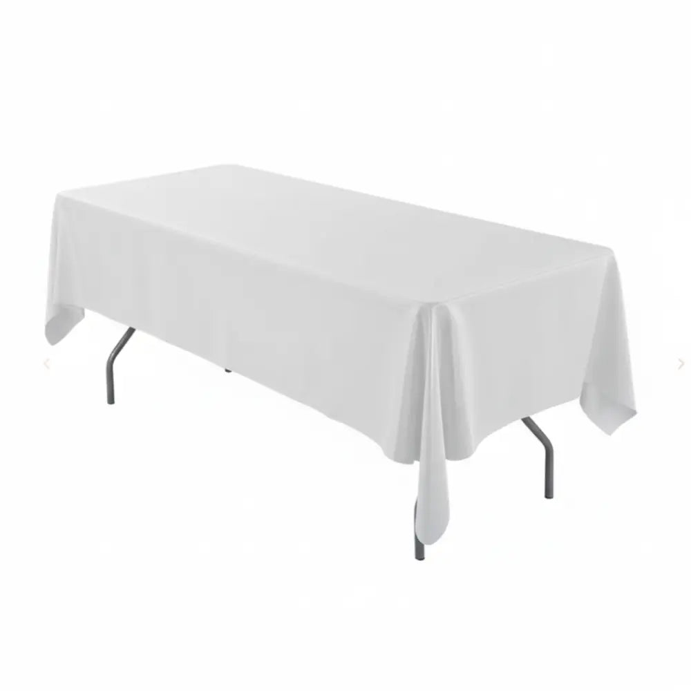 Location nappe rectangulaire blanche 300x180 cm sur table de banquet, tissu polyester anti-tache finition satinée, idéale pour mariage et événement