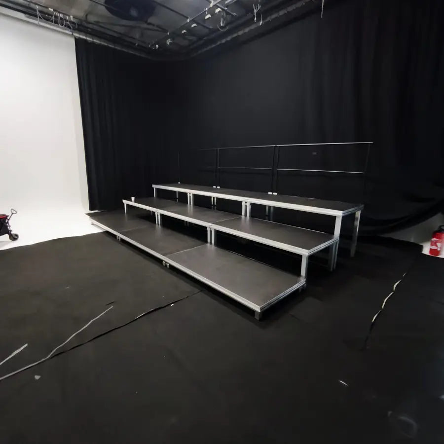 Location de praticables de scène en escalier pour événement – configuration modulable pour conférence, remise de prix ou spectacle à Paris
